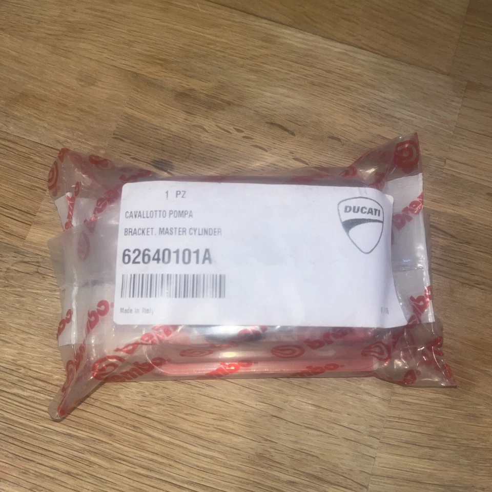 Оригинальный кронштейн главного цилиндра Ducati ST2 ST4 748 996 998 SS 98-02 НОВЫЙ 62640101A - Изображение 1 из 1