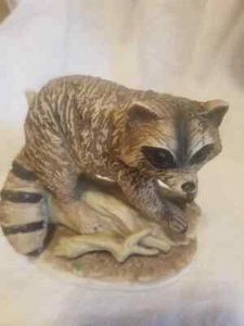 Vintage Homco Home Interiors Raccoon Statue 1423 Ceramic Figurine on Log Base - Picture 1 of 7