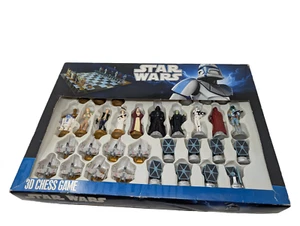 Jeu d'échecs de collection Star Wars 3D United étiquettes 2012, complet (1 aile cassée) - Photo 1/23