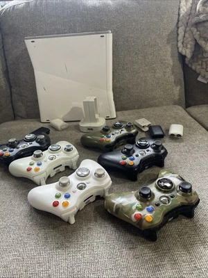 Xbox 360 - 6 mandos - 2 pilas y estación de carga - todo sin probar Foto 1 de 4