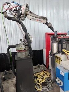 Robot a sei assi Motoman EA1400N/NX100 con alimentatore filo fresa e alesatore Tregaskiss - Foto 1 di 4