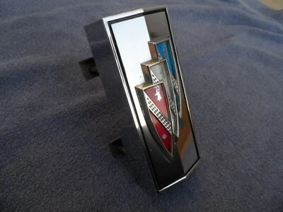 1969 BUICK SKYLARK CUSTOM DELUXE CENTER GRILLE EMBLEM NICE ORIGINAL GM PART - Image 1 of 4