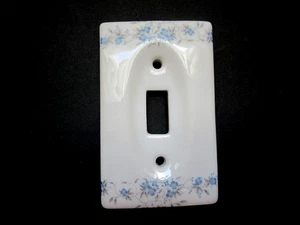 Cubierta de interruptor de luz única de cerámica vintage AmerTac blanca con pequeñas flores azules usada en excelente estado - Imagen 1 de 5