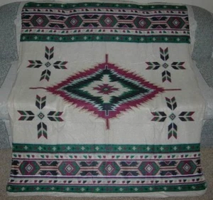 Nueva Manta de Regalo Polar Verde Rojo Crema Verde Rojo Lanzamiento Suroeste SUAVE Serape Nuevo en Paquete - Imagen 1 de 4