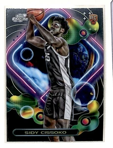 2023-24 Topps Chrome Cosmic Sidy Cissoko RC San Antonio Spurs #189 - Foto 1 di 2