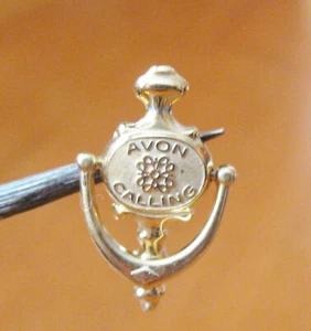 Pin de solapa vintage Avon Calling Award para puerta móvil tono dorado en relieve - Imagen 1 de 8