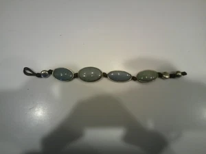 PULSERA VINTAGE HECHA A MANO PIEDRA VERDE METAL BLANCO (NO MAGNÉTICA) Y CUERO 7" - Imagen 1 de 7