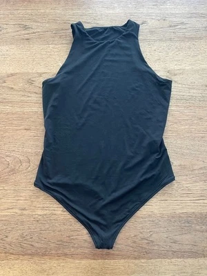 Body ROSA Victoria’s Secret Negro Puro Logo GRANDE Base Elastizado Cuello Alto Foto 1 de 4