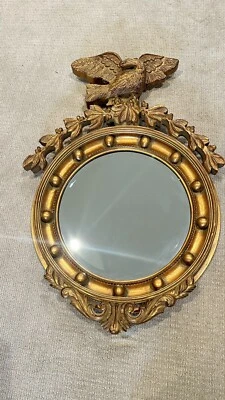 Espejo convexo de madera dorada Regency de principios del siglo XIX con águila tallada Foto 1 de 2