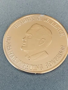 Vintage Political George C Wallace Alabama Gouverneur Gold Tone Coin Medal 1968 - Bild 1 von 3