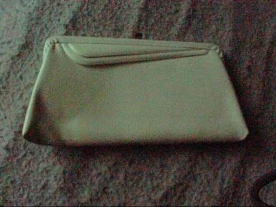 Dos carteras de noche vintage, 1 charol blanco, 1 charol negro. Foto 1 de 2