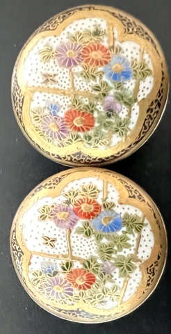 ANTIQUE JAPANESE PAIR OF SATUMA BUTTONS EXCELLENT DETAILED FLORAL+BORDER 1" WIDE Cover