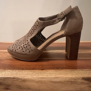 Clarks Jenness Energy Neu mit Etikett taupe Wildleder perforiert offene Zehenpartie Sandalen Größe 6 ohne Karton - Bild 1 von 16