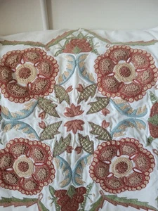 POTTERY BARN MEDALLION FLORAL CREWEL ACCENT PILLOW COVER PAIR 20”x20” - Picture 1 of 12