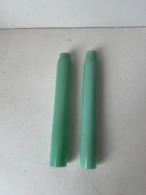 2 anciennes fausses bougies en opaline verte , lustrerie très ancienne - Photo 1/3