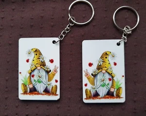 2 x Gonk Wichtel 6x4cm Schlüsselanhänger Key Chain Geburtstag Freund Geschenk MDF Glanz Geschenk 🎁 - Bild 1 von 1