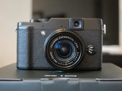 Cámara digital FUJIFILM X10 12 MP con zoom óptico de 12 megapíxeles negra inglesa Foto 1 de 4