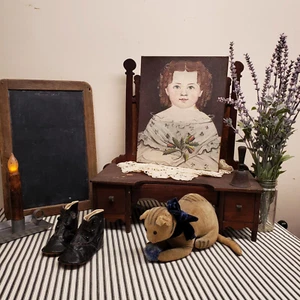 ADORABILE RAGAZZA RITRATTO SHABBY COLONIALE PRIMITIVO VITTORIANO INSEGNA STILE VINTAGE - Foto 1 di 12