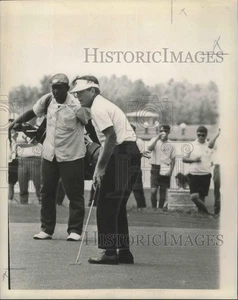 1967 Pressefoto Golf - Frank Bart Uhren Ball nach Putt - nos02956 - Bild 1 von 2