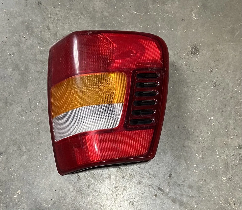 ✅Luz trasera lateral derecha pasajero Jeep Grand Cherokee 2002-2004 Foto 1 de 1