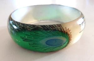 VINTAGE 60's MCM LUCITE BANGLE BRACELET PEACOCK FEATHER DESIGN HIPPIE BOHO VGUC - Picture 1 of 11