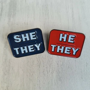 ELLA/ELLOS, ÉL/ELLOS PRONOMBRE SOLAPA PIN INSIGNIA - Pin esmalte calidad ENVÍO GRATUITO - Imagen 1 de 9