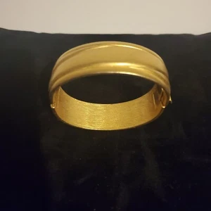 BRAZALETE BRAZALETE BANDA ANCHA TONO DORADO FIRMADO MONET vintage joyería estilo pasarela - Imagen 1 de 4