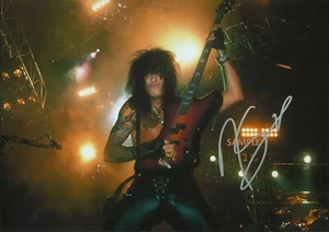 FOTO REIMPRESIÓN NIKKI SIXX #1 8X10 FIRMADA AUTOGRAFIADA HOMBRE CUEVA REGALO MOTLEY CRUE - Imagen 1 de 1
