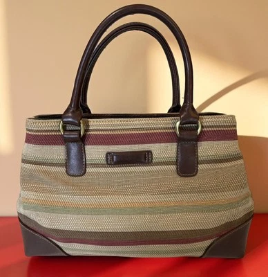 Bolso pequeño tejido en tono tierra rojo y tostado con asas dobles superiores de Cherokee Foto 1 de 4