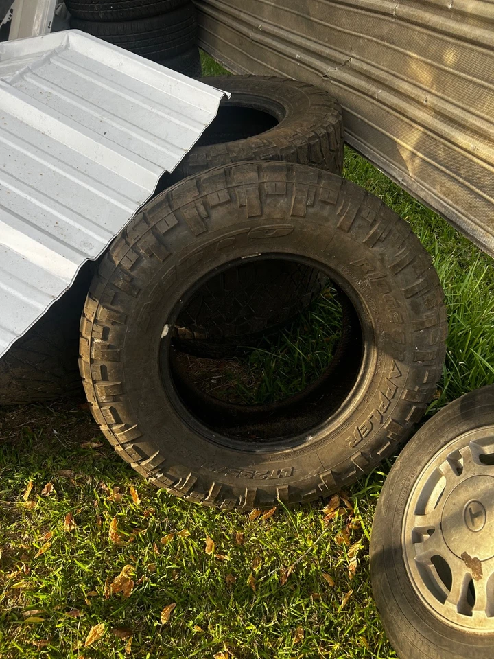 (4) : Pinza nitto terra 295/70r18 usada. Foto 1 de 4