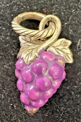 Brighton Púrpura Uvas Dije Colgante Esmalte y Tono Plata Joyería Amante del Vino Foto 1 de 4