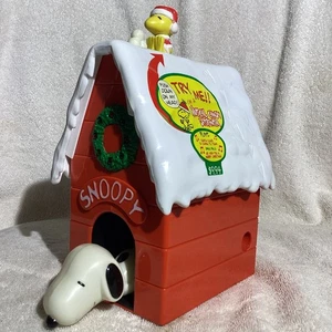 Peanuts Lighted Snoopy Dog House 3 Christmas Carol Candy Dispenser Music Box - Picture 1 of 8
