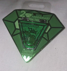 Pluto Diamond Scharnier Pin 20th Anniversary Disney Trading Limited Edition On Card - Bild 1 von 3