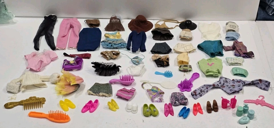 Muñeca Barbie y Otros Accesorios Lote Mixto de 72 Kelly Chelsea Zapatos Ropa  Foto 1 de 4