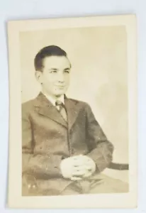Foto vintage in bianco e nero di un giovane bel ragazzo o uomo - Foto 1 di 2