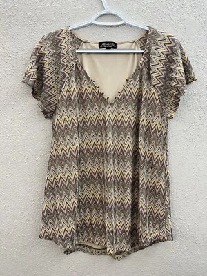 Camisa casi famosa para mujer talla grande Chevron cuello en V manga corta  Foto 1 de 4