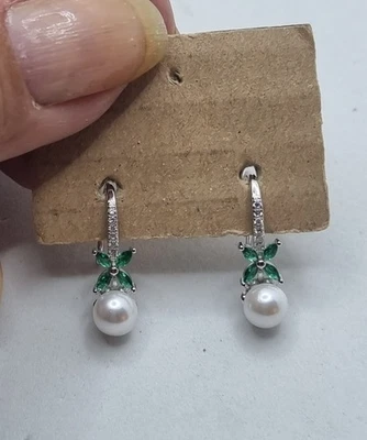MINI ORECCHINI PENDENTI in argento con perla e smeraldini, orecchini con perla - Immagine 1 di 4