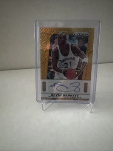 2024-25 Panini Prizm Deca Kevin Garnett Gold Shimmer Auto 09/10 - Bild 1 von 8