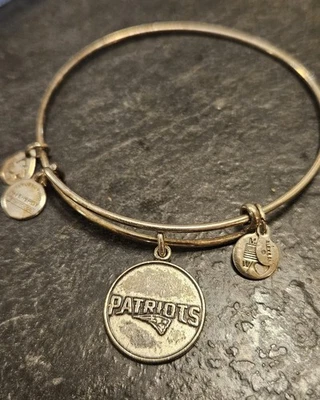 Pulsera tono plata Alex and Ani New England Patriots  Foto 1 de 2