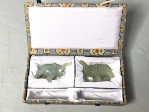 Estatuilla de elefantes miniatura de piedra tallada china con caja - Imagen 1 de 19