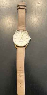 Reloj Nine West clásico con correa dorado para mujer Foto 1 de 4