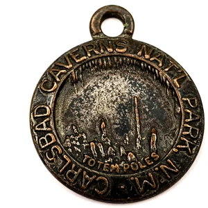 De Colección Carlsbad Cavernas Tótem Postes Colgante Medalla Bates Klinke Casi Nuevo Cuevas Llavero 6A - Imagen 1 de 5