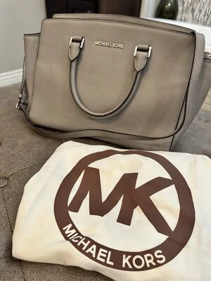 Cartera Michael Kors Selma Mediana de Cuero Saffiano Gris Foto 1 de 3