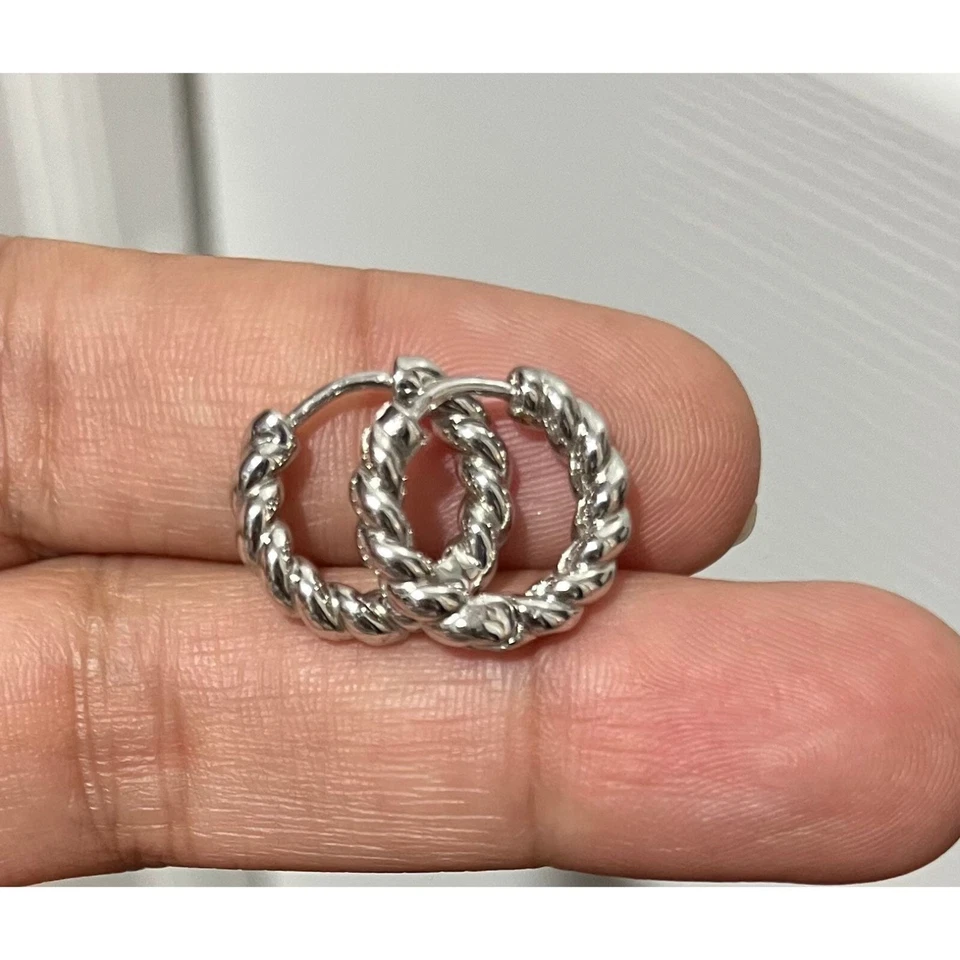 Brincos pequenos de argola de corda torcida folheados a ouro branco 18k huggie huggies martelados - Imagem 1 de 4