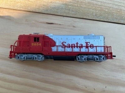 HO Scale Santa Fe  Diesel Locomotive #2654  - Image 1 of 4