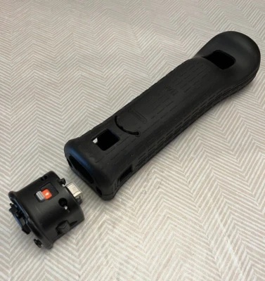 Adaptador de sensor Motion Plus Nintendo OEM Wii con cubierta de silicona negro Foto 1 de 4