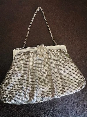 Antiguo bolso vintage de malla plateada Whiting & Davis de 1920 con cierre de cristal de estrás Foto 1 de 4