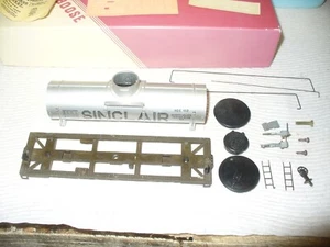 Vintage VARNEY HO '40 ft. Tank Car kit-WITH TRUCKS'-SINCLAIR-VERY GOOD! - Picture 1 of 4