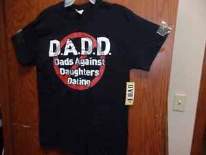 BRAND NEW MEN'S "GILDAN HEAVY COTTON BLACK PRINT DESIGN D.A.D.D. S/S T' SHIRT - Picture 1 of 4