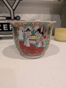 Vintage Chinoiserie Canton Famille Rose Vase Pot - Picture 1 of 9